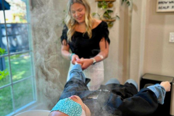 woman doing headspa