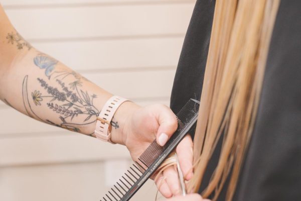 Hair-Cut-CUTTING-Salon-Specialist-cutting-bond-hair